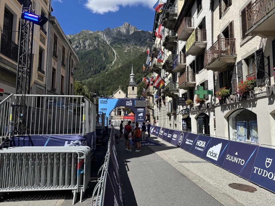 Finishboog van UTMB in Chamonix, met de Aiguille du Midi op de achtergrond